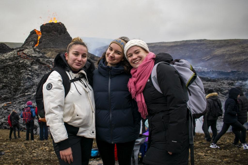 La erupción de un volcán dormido 800 años en Islandia embelesa a los visitantes