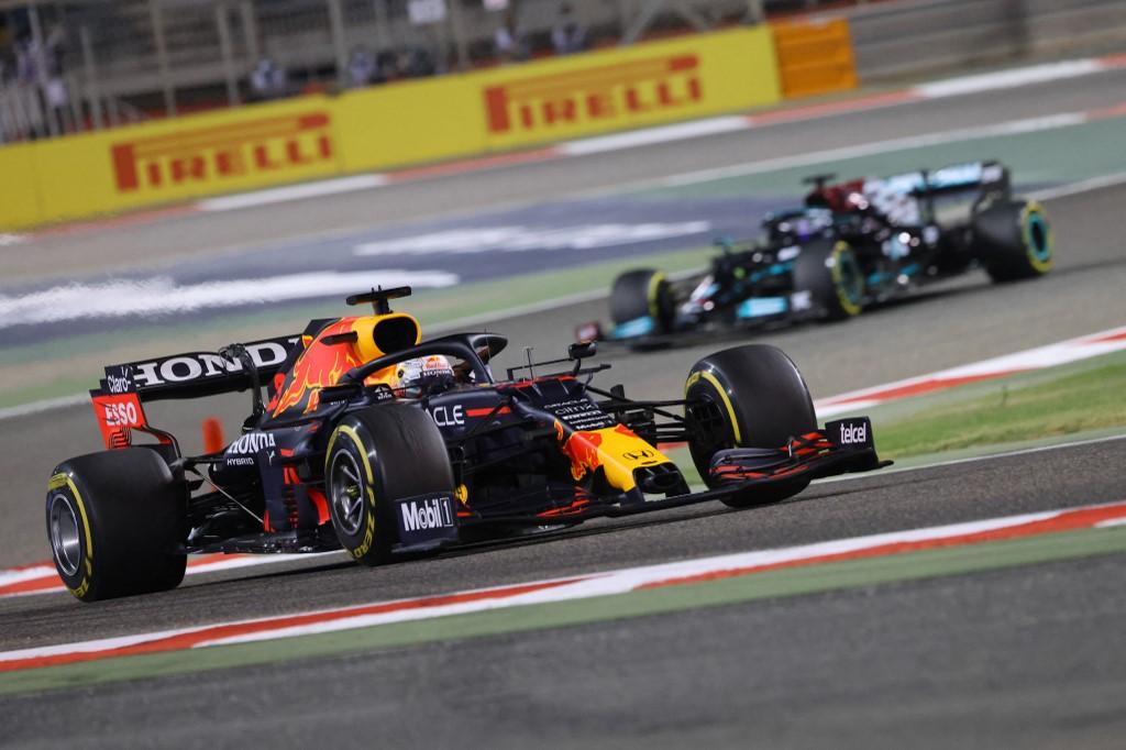 Fórmula 1: Hamilton abre la temporada con triunfo en Baréin, Alonso abandona