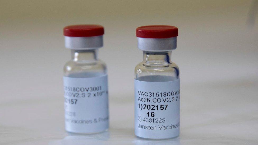 Cómo se compara la vacuna de Johnson & Johnson con otras producidas contra el covid