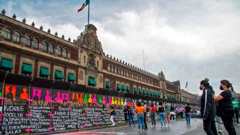 El polémico muro que México instaló para el 8 de marzo y que las mujeres llenaron de nombres