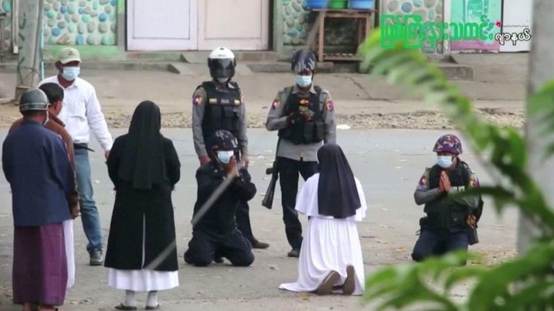 La historia detrás de la impactante foto de la monja arrodillada frente a unos policías en Myanmar