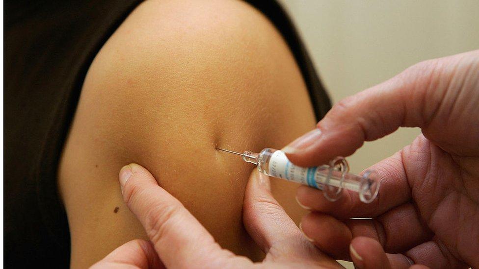 Por qué las vacunas contra el covid se ponen en el brazo y no en otras partes del cuerpo