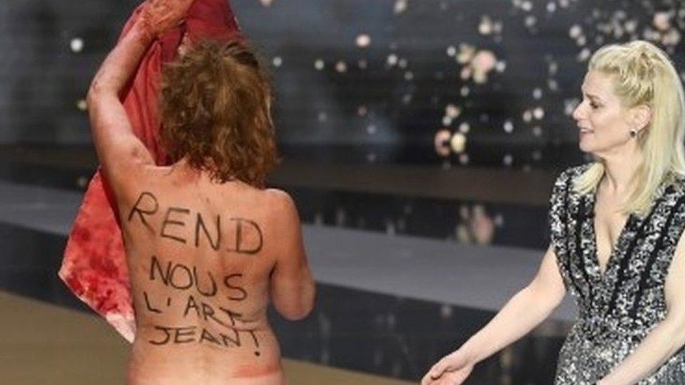 La actriz que protestó desnuda en la entrega de unos premios de cine en Francia