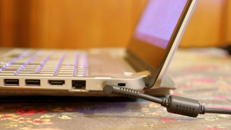 ¿Es mejor tener la laptop enchufada todo el tiempo o usar la batería?: esto dicen los expertos