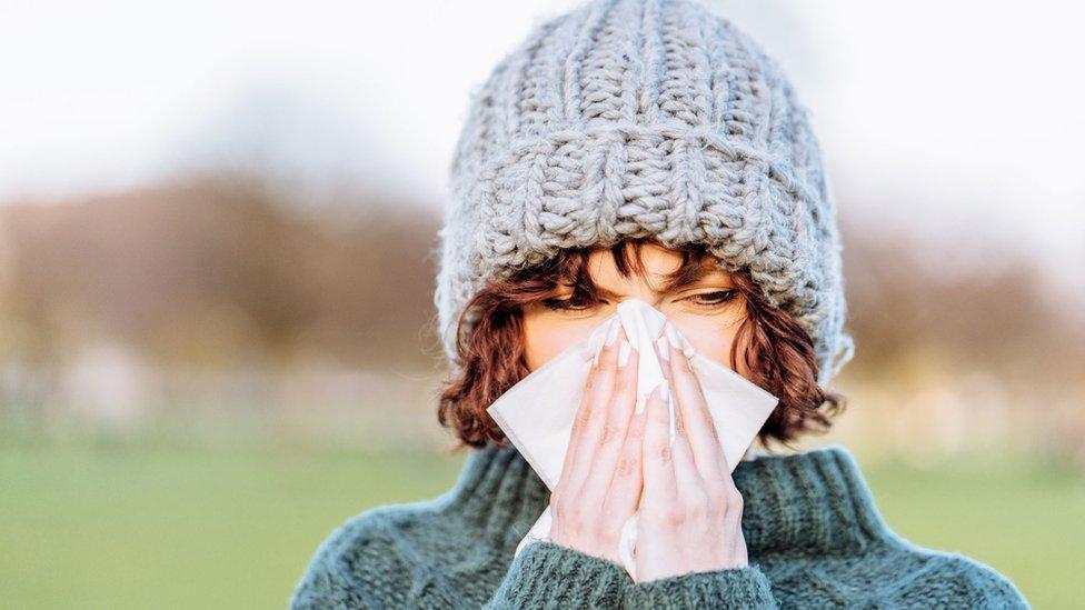 Cómo el resfriado común puede desalojar al covid-19 de su organismo