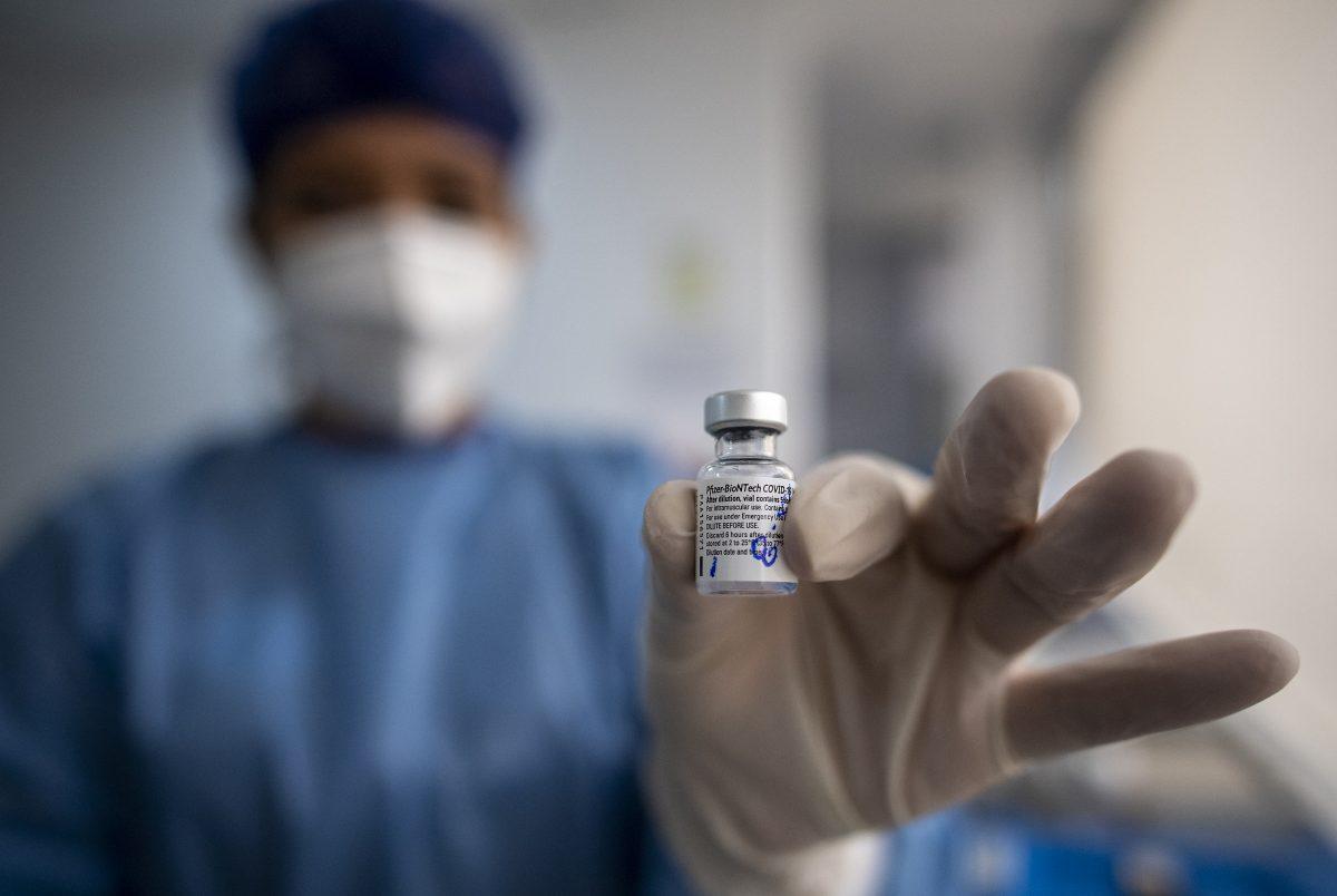 CCSS ya aplicó 12.000 dosis de vacuna anticovid a trabajadores de salud del sector privado