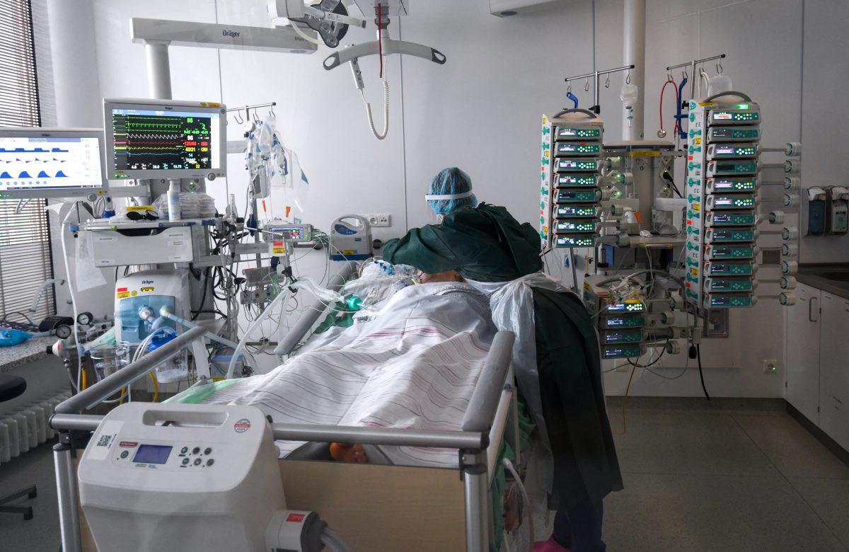 Covid-19: Costa Rica reporta más de 1.900 casos; bajan hospitalizaciones