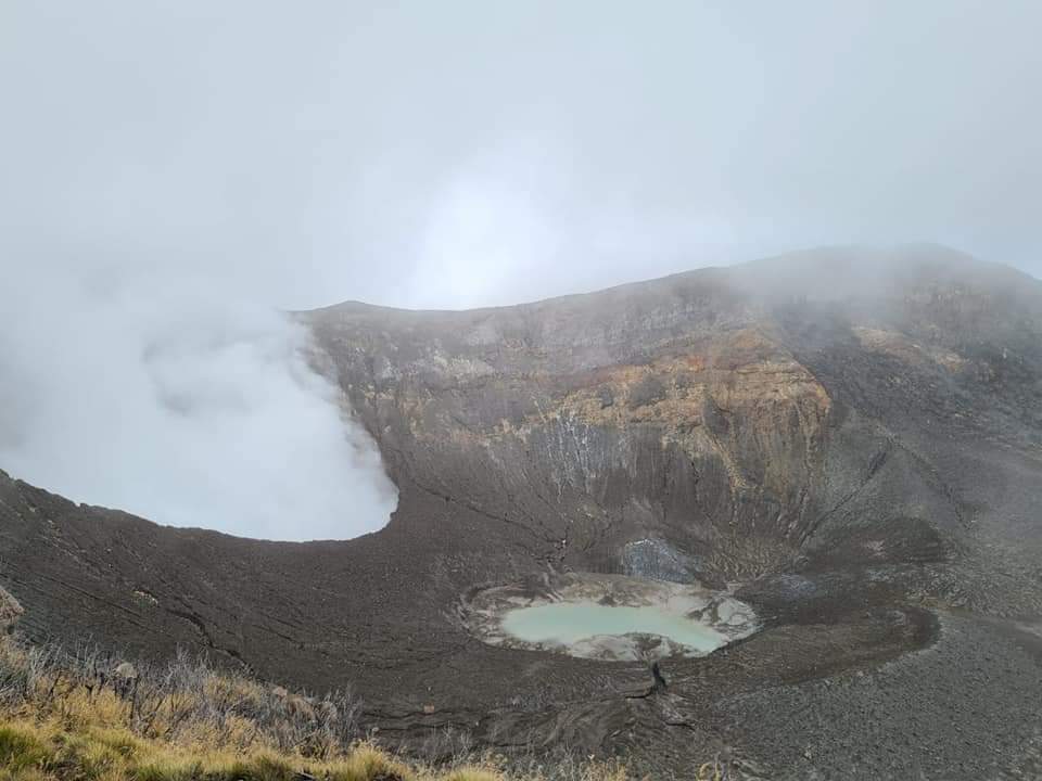 Volcán Turrialba registró erupción la mañana de este viernes