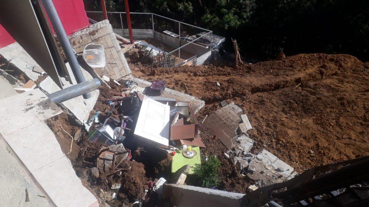 Investigan aparente deslizamiento en Desamparados con casas dañadas