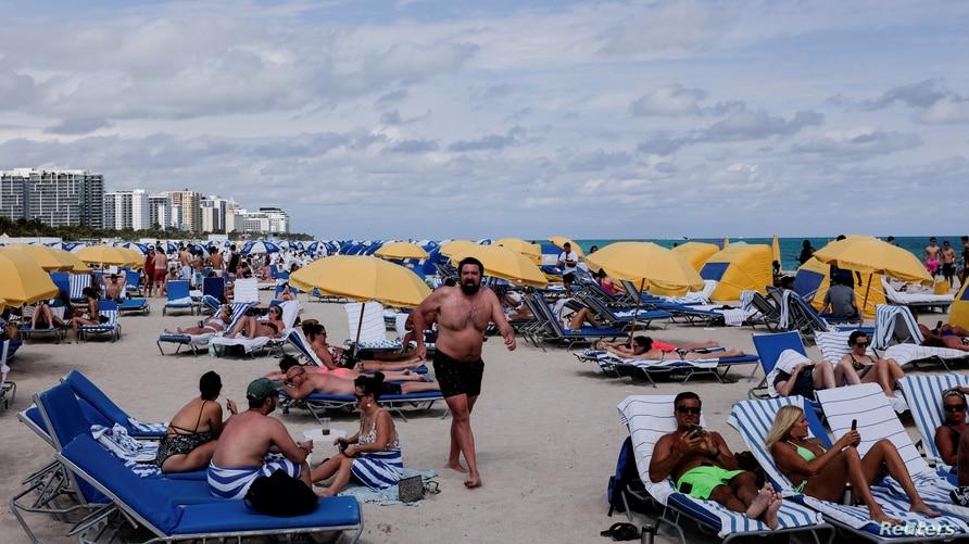 Las imágenes de las playas de EE.UU. abarrotadas de gente sin mascarillas ni distanciamiento