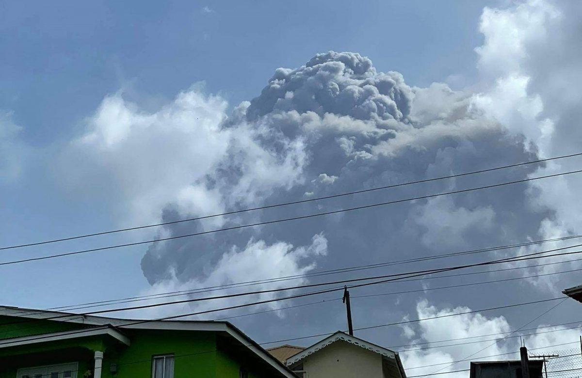 “Día 3 y todo parece zona de guerra”: La erupción del volcán La Soufriere en isla San Vicente