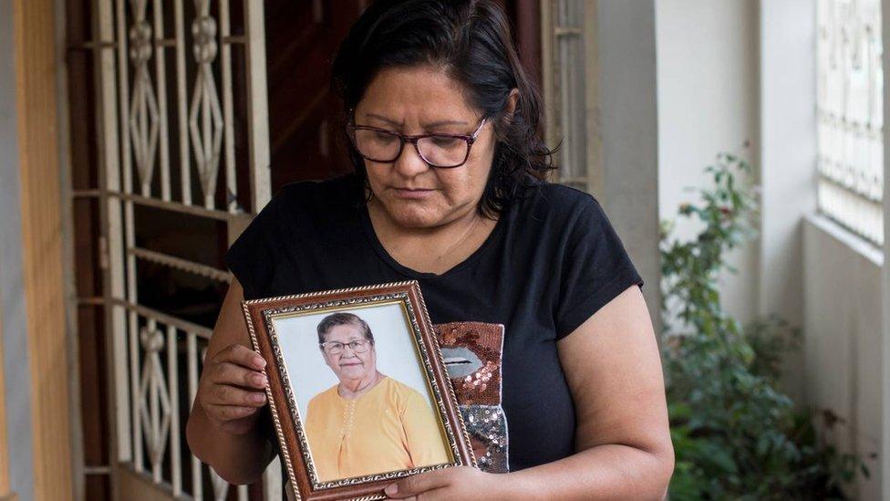 Ecuador: La mujer que vive desde hace 10 meses con las cenizas de un desconocido en su casa