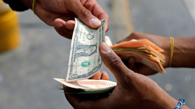 Venezuela: “Me dan un billete de $20 por 18 billetes de $1”: los problemas de encontrar cambio en dólares