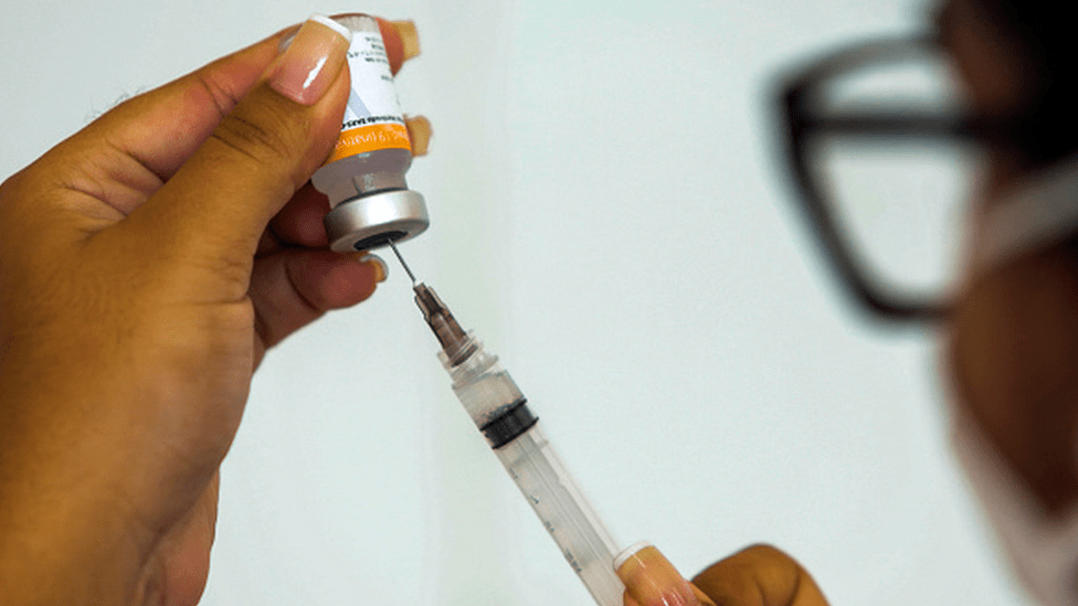 Vacunadores deberán mostrar la jeringa antes y después de aplicar dosis anticovid