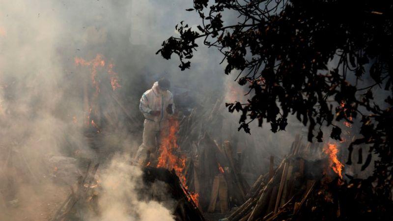 India convierte parques y zonas verdes en áreas para incinerar muertos por covid