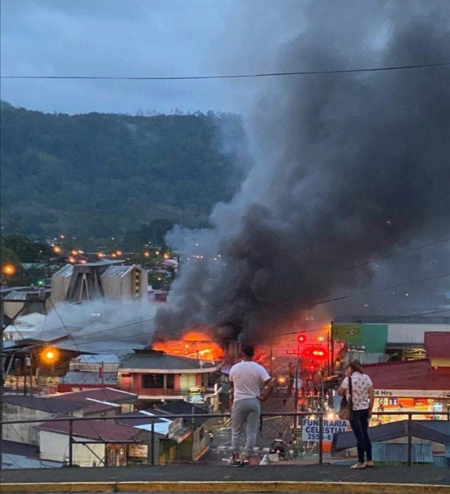 Bomberos atienden incendio en el mercado municipal de Turrialba