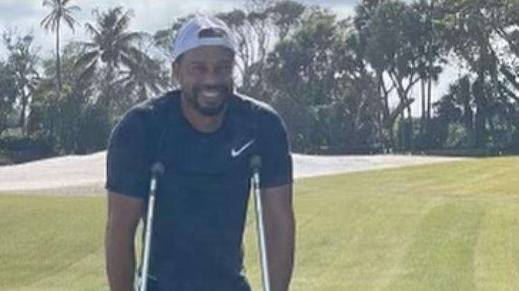 Tiger Woods aparece sonriendo y en muletas en primera imagen tras el accidente