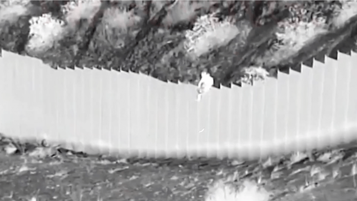 Las niñas que fueron arrojadas desde el muro de la frontera entre México y EE.UU.