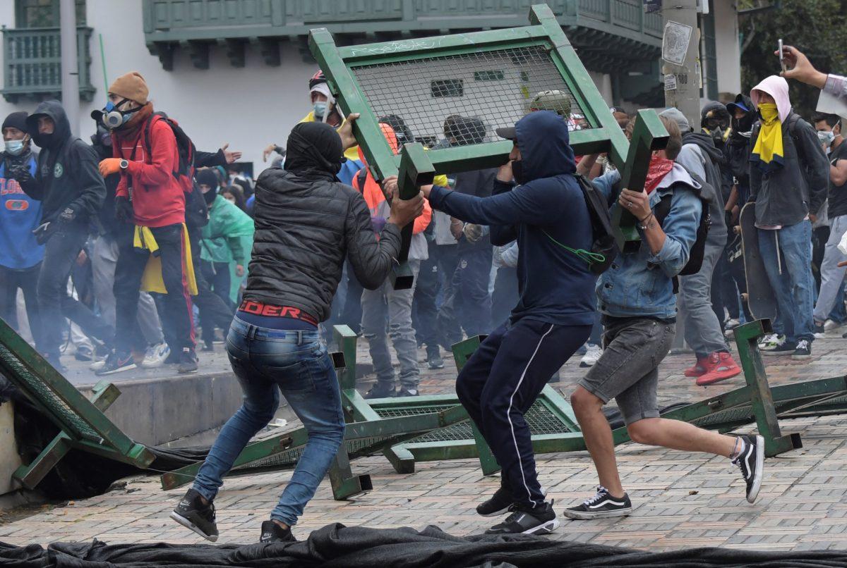 Presidente de Colombia anuncia revisión de reforma tributaria tras masivas protestas