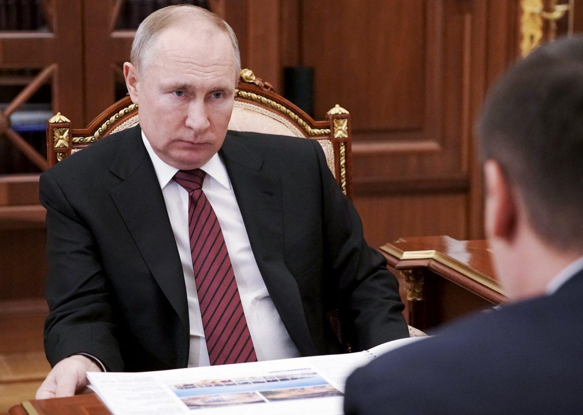 Putin firma ley que le permite optar por dos mandatos más en Rusia