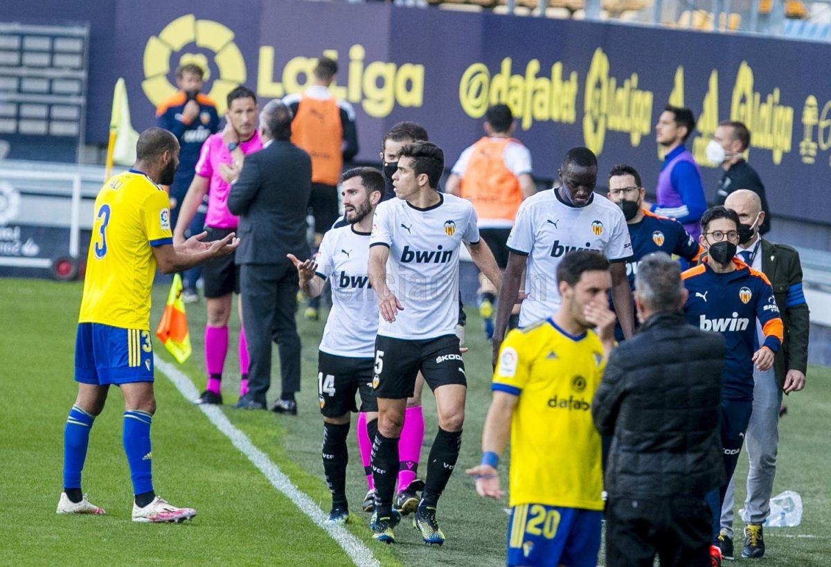 Jugadores del Valencia abandonan la cancha por 10 minutos en Cádiz en protesta por insultos racistas