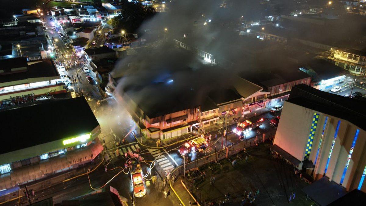 Vea imágenes del incendio en el mercado municipal de Turrialba