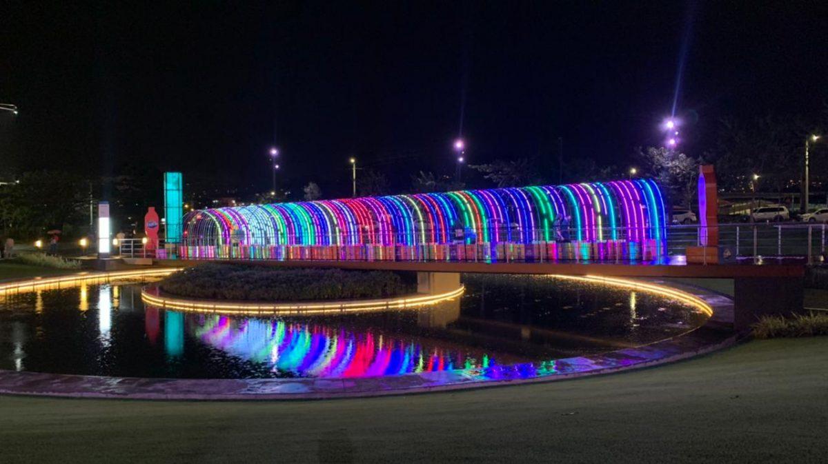 Centro comercial Oxígeno estrena túnel multicolor con 21.000 luces LED