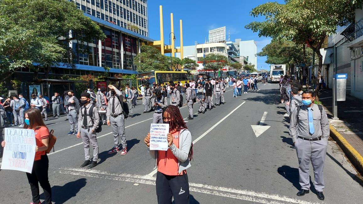 Estudiantes protestan en San José para pedir suspensión de pruebas FARO