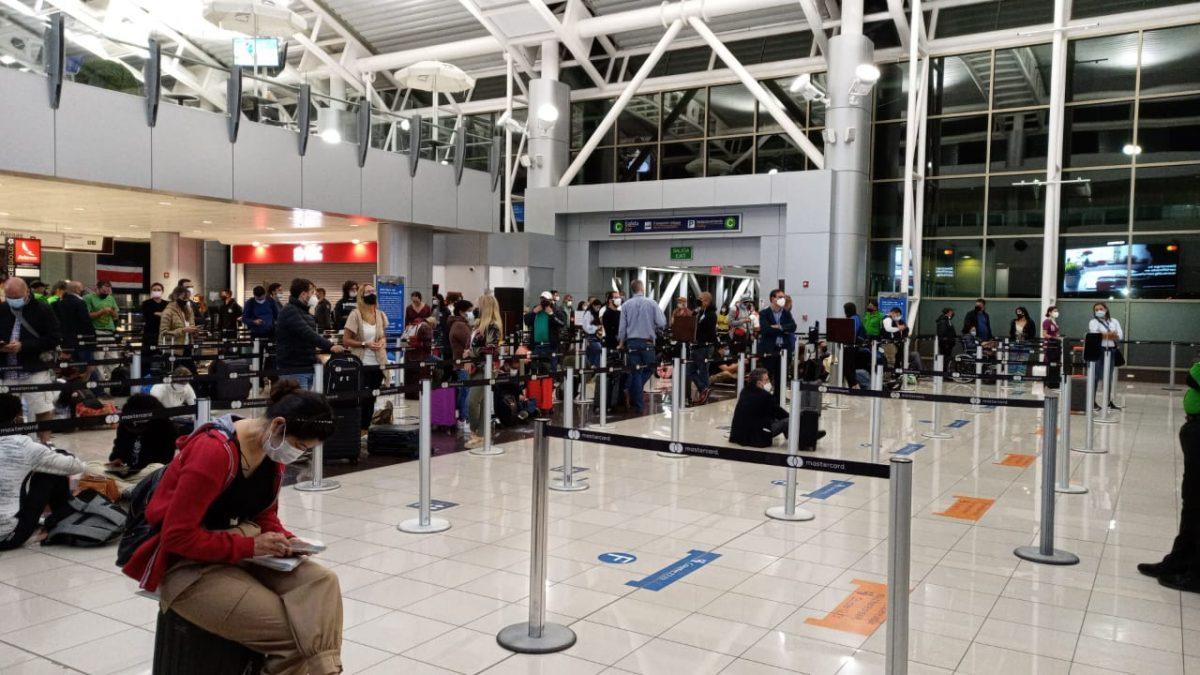 Fallas en Internet provocaron largas filas en aeropuerto Juan Santamaría