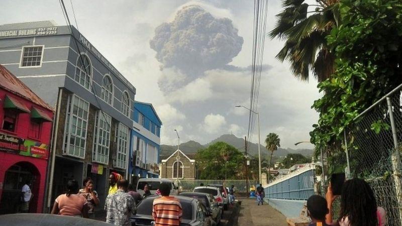 “Tenemos más ceniza que agua”: desesperación en isla caribeña San Vicente por erupción volcánica