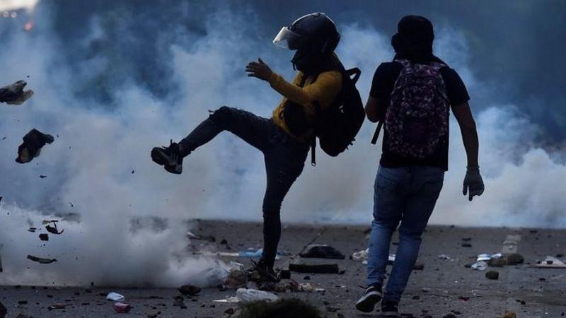 Las imágenes que dejan los violentos choques entre manifestantes y policía en Colombia