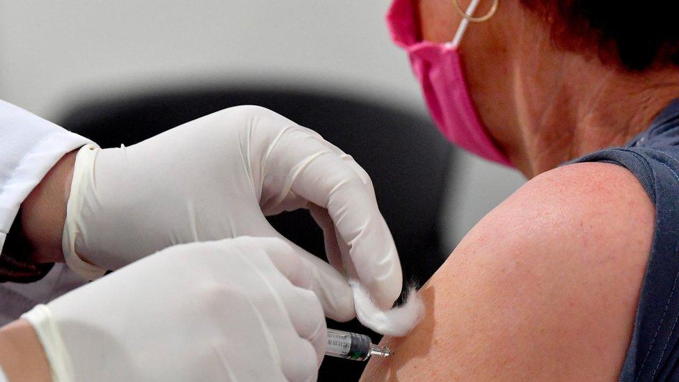 OMS aprueba uso de emergencia de la vacuna china contra el coronavirus