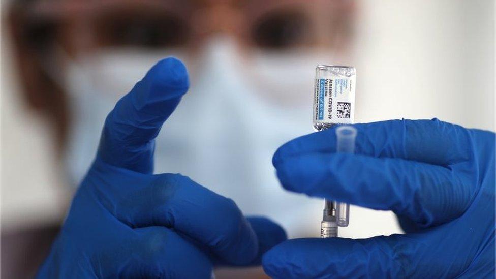 EE.UU.: Personas vacunadas ya no deberán usar mascarilla en interiores ni mantener distancia social