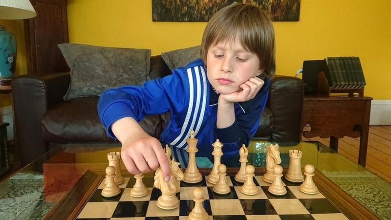El niño de 10 años que derrotó a un gran maestro de ajedrez pero no lo contó en la escuela