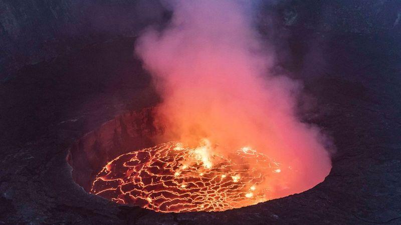 Las impactantes imágenes de la repentina erupción de un volcán en África