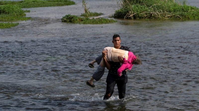 La dramática foto de una anciana venezolana que cruzó en brazos de un joven el río Bravo desde México a EE.UU.