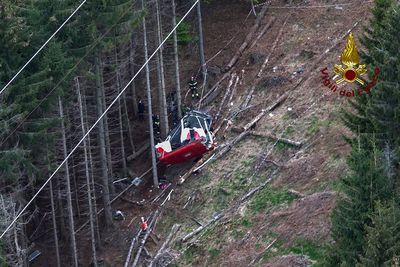 Catorce muertos al caer un teleférico a orillas del lago Mayor en Italia