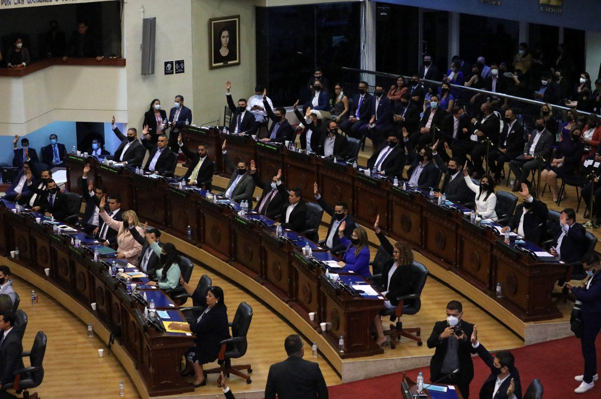 Nuevo Congreso salvadoreño destituye a jueces criticados por Bukele, y ahora va por fiscal general