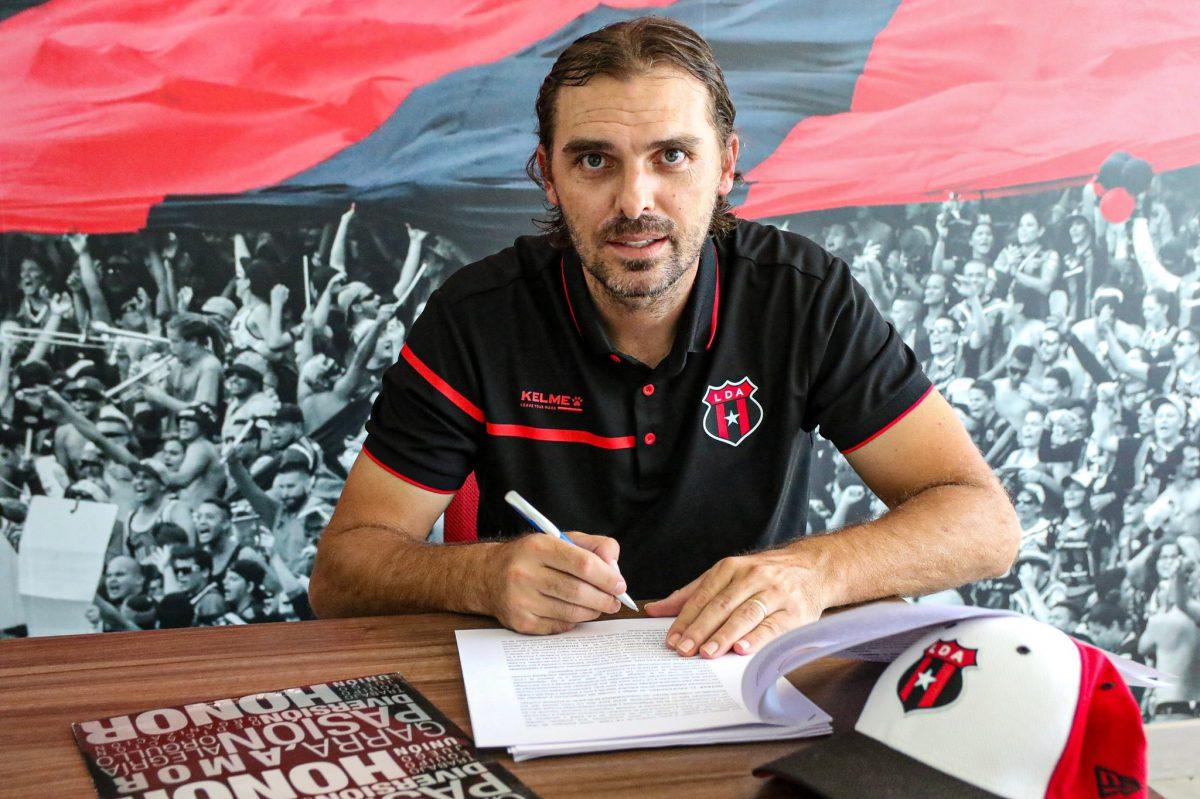 Alajuelense anuncia la renovación de su técnico Andrés Carevic