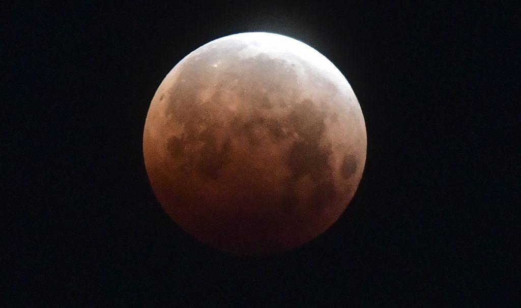 Super luna eclipse lunar