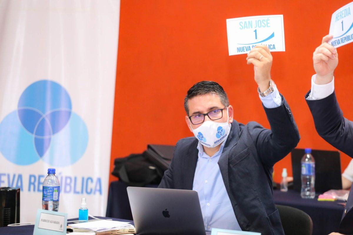 Fabricio Alvarado defiende su doble postulación: “un voto por nosotros no es un voto perdido”