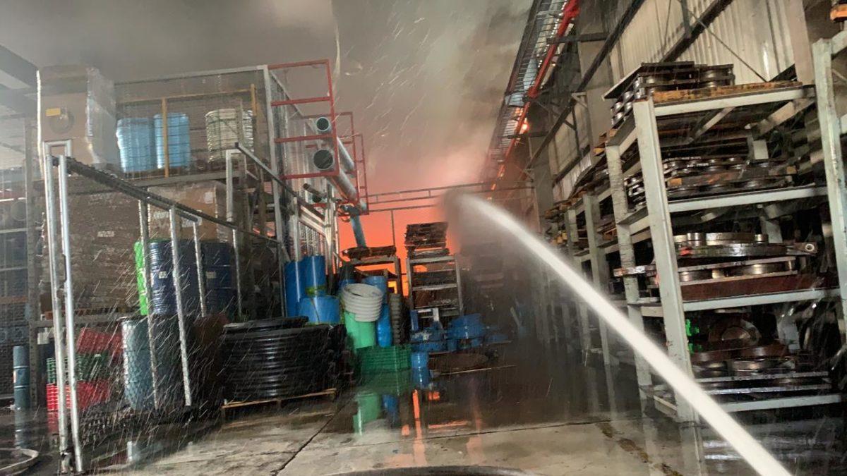 Bomberos atienden incendio en fábrica de hules en Santa Ana
