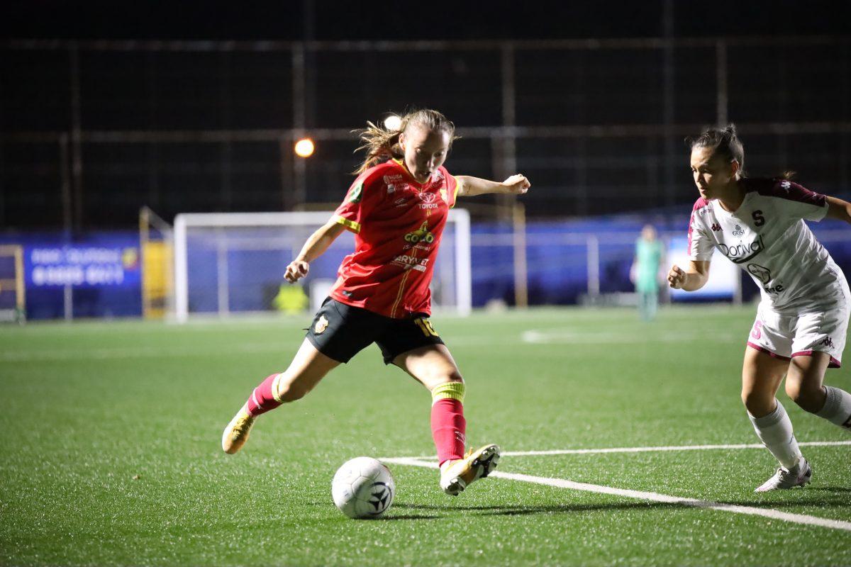 Errores condenan a las heredianas y moradas dan paso en firme hacia la final del  fútbol femenino
