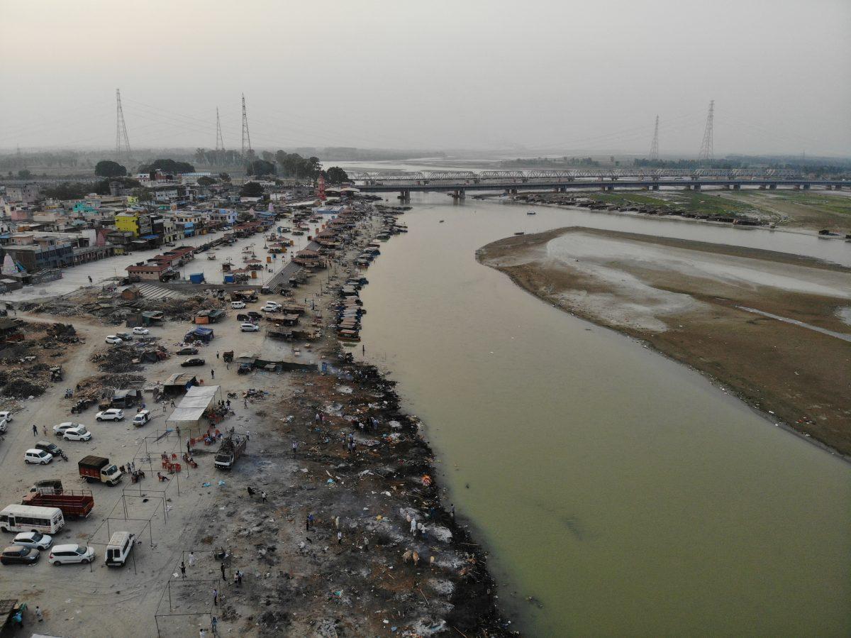 Coronavirus en India: a qué se debe que muchos cadáveres aparecen en el río Ganges