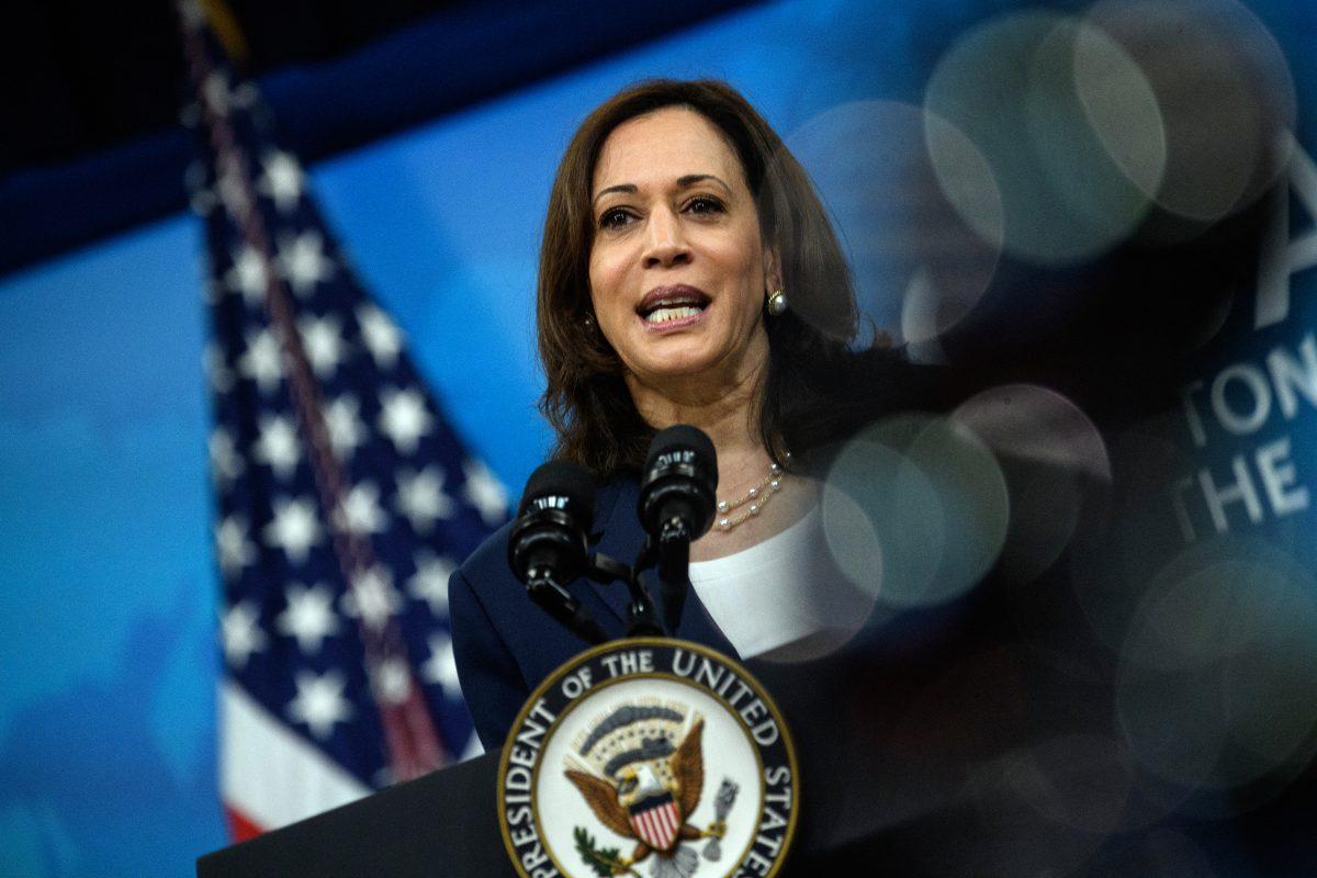Vicepresidenta Harris dice que EE.UU. “debe responder” ante destitución de jueces en El Salvador