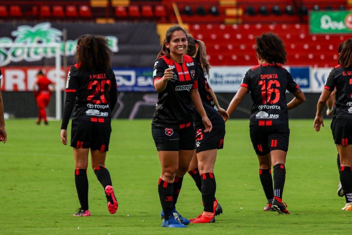 Las Leonas golean y terminan líderes de la fase regular del fútbol femenino