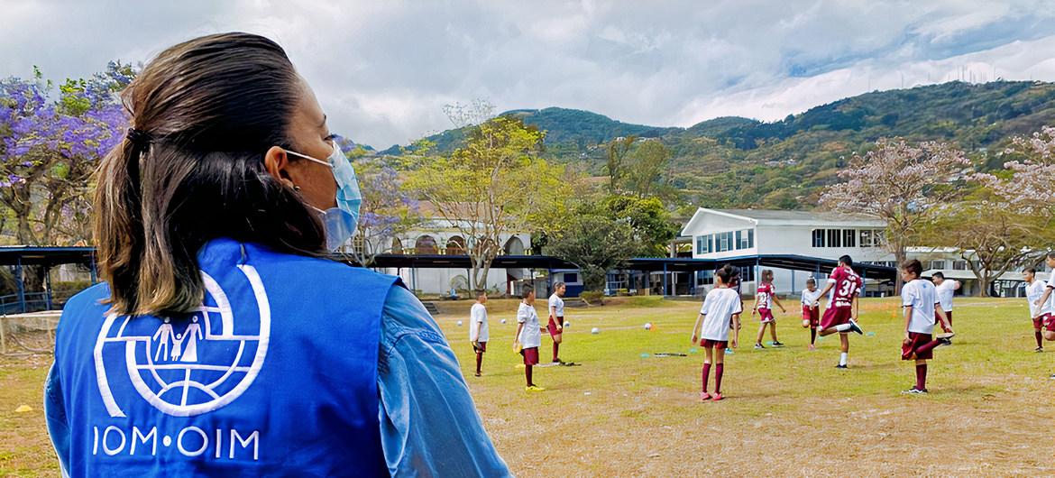 El fútbol se convierte en la puerta para una mejor vida de los niños migrantes en Costa Rica