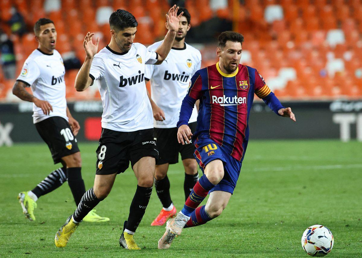 El Barcelona gana 3-2 al Valencia y sigue en lucha por La Liga
