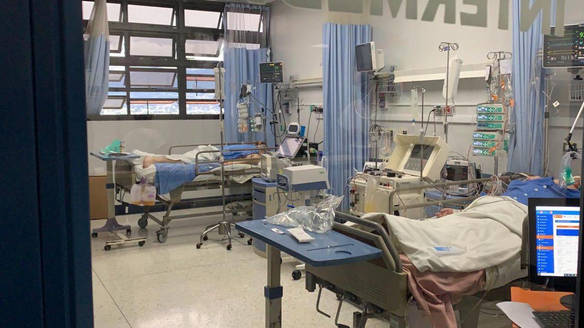 Covid-19: Baja en casos y hospitalizaciones continuaría en inicio del 2022, según UCR