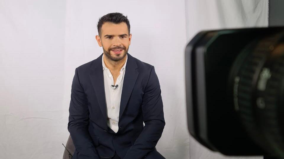 Periodista Sergio González regresa a la televisión con sección de tecnología en Multimedios